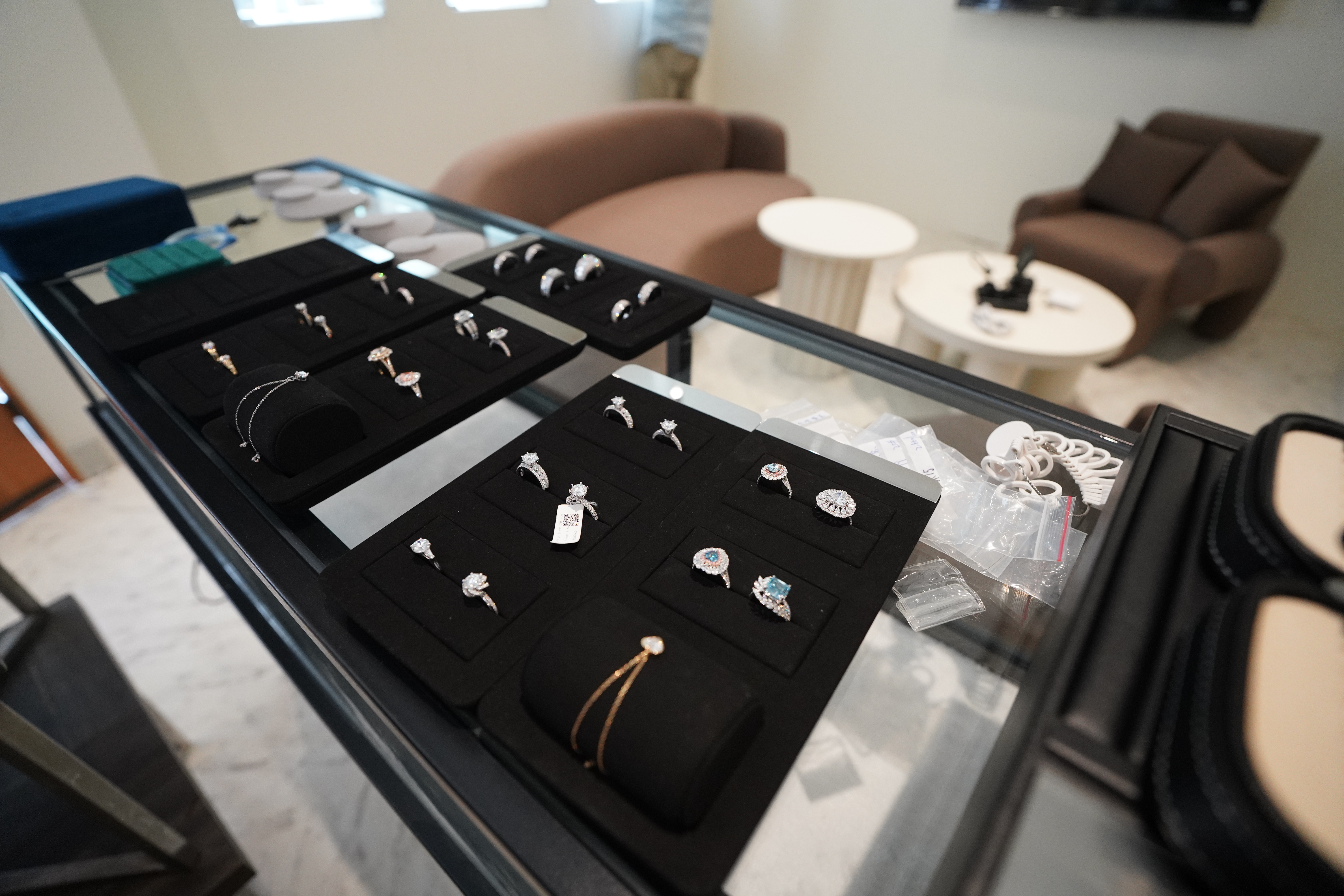 Veloria 店內珠寶展示情境照